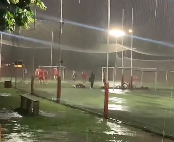 “La más fiel”: jugó un partido de fútbol en La Plata, llegó una tormenta diabólica y su chonga bancó los trapos como nunca