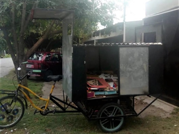 "La Cartoneta": el carrito que recorre La Plata para levantar y reciclar objetos desechados