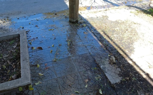 "Encima tenemos baja presión": vecinos de 69 y 27 estallaron por una gran pérdida de agua