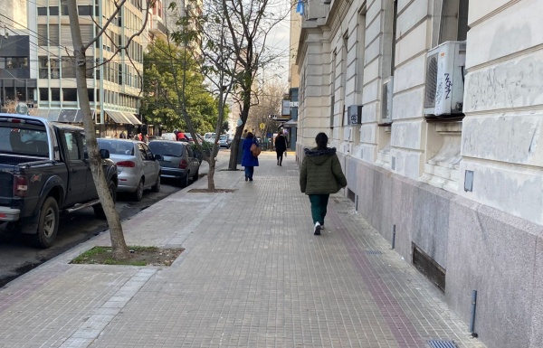 Una platense caminaba por la ciudad y se hizo viral por una curiosa comparación: “¿Quién sufrió más, Jesús en la cruz o yo?”