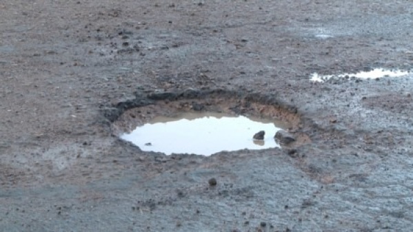 "Tapan los baches aún teniendo una pérdida de agua": en Villa Elvira piden que se responda a sus reclamos de forma correcta