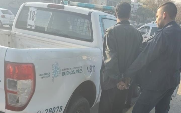 Un delincuente se puso a contar en la calle el dinero que obtuvo en un robo millonario y lo detuvieron