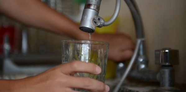 Vecinos de 7 y 601 reclamaron por falta de agua: "Hubo un problema eléctrico y afectó a todo el barrio"