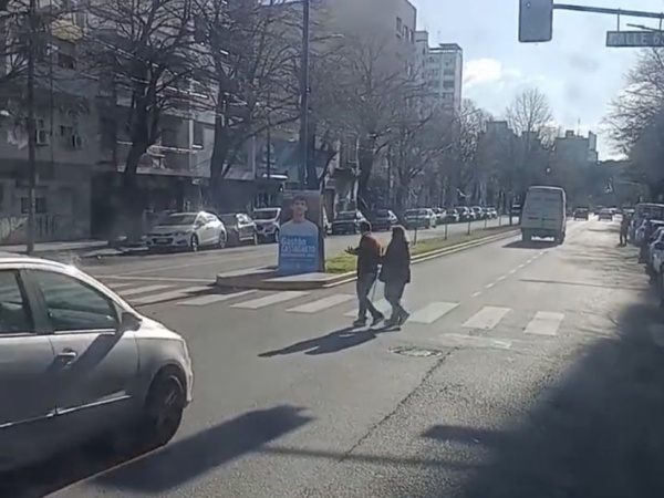 “Más gente así”: un platense subió al micro, el chofer frenó a mitad de recorrido y tuvo un increíble gesto con una mujer