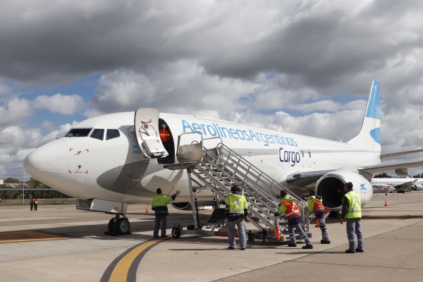 Aerolíneas Argentinas presentó en Ezeiza su primer avión exclusivo para carga