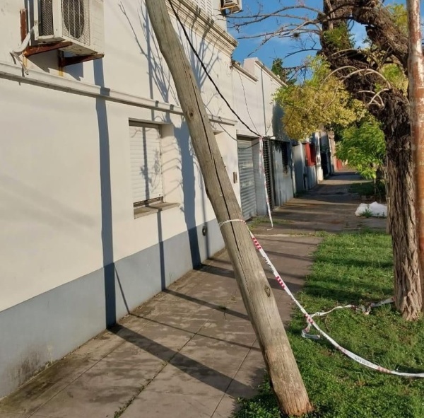 Vecinos de 8 y 153 piden que reparen un poste a punto de caerse