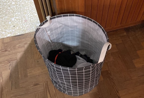 “Mirá que sucia estás, serás enjuagada”: el hit de un joven lavando la ropa que se hizo viral