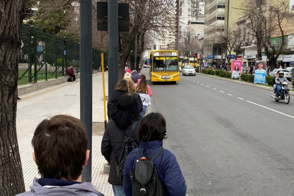 Una platense escuchó a dos chicas que hablaban en la fila del micro y se sorprendió por una extraña casualidad: "Voy a..."