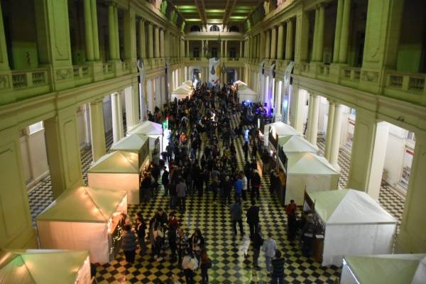 Así se vivió la apertura del festival en el Pasaje Dardo Rocha: más de 70 variedades de cerveza, gastronomía y shows