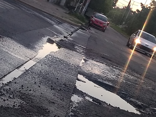 Vecinos y comerciantes de 137 y 60, piden urgente que arreglen el asfalto: "Imposible circular"