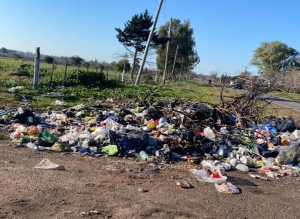 Vecinos de Melchor Romero se quejan por un basural al aire libre