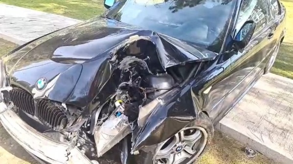 Perdi&oacute; el control, choc&oacute; un poste y termin&oacute; sobre la rambla de Avenida 32