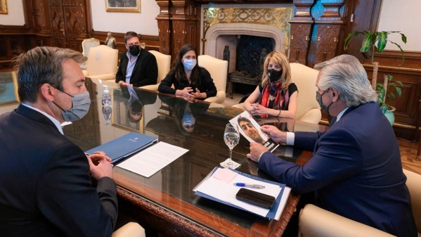 Alberto Fern&aacute;ndez recibi&oacute; a familiares de un polic&iacute;a desaparecido y aument&oacute; a $5 millones la recompensa