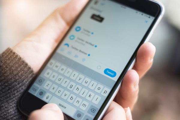 Polémica propuesta a una niñera, la madre sólo quiere verlo los domingos