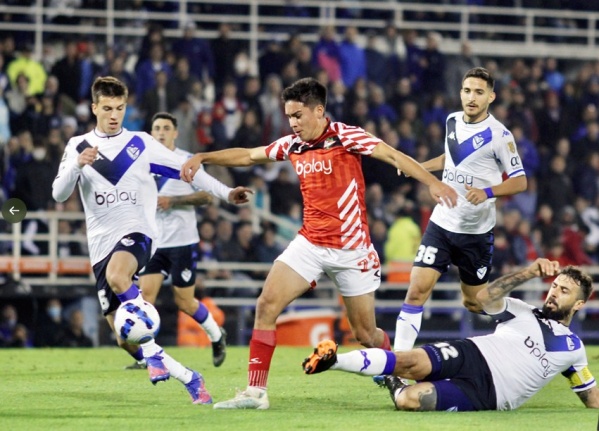 Estudiantes fue goleado 4 a 0 por Vélez en Liniers