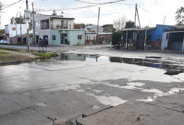 Vecinos se quejan por el estado de la esquina de 4 y 609: "Se llena de agua"