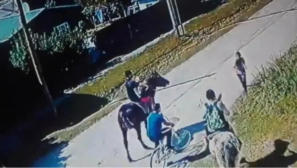 Volvieron los "Jinechorros": robaron una bicicleta y escaparon a caballo