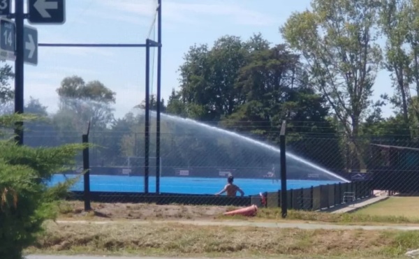 Un club de Gonnet dejó 8 manzanas sin agua y los vecinos se enfurecieron: "Nos dejaron sin agua corriente"