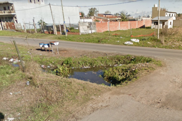 En Altos de San Lorenzo se quejaron por una zanja "llena de agua contaminada"