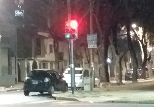 En 7 y 62 se quejan porque "hay un semáforo de dos colores a la vez”