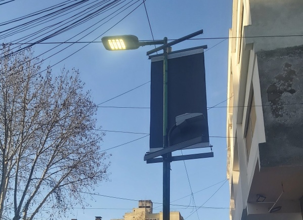 “Ahora prende las 24 horas”: el reclamo de un vecino sobre el funcionamiento de una luminaria en el centro de la ciudad