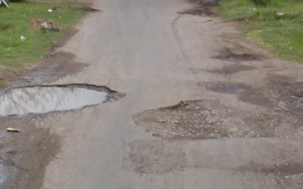 En Los Hornos piden que arreglen una calle "llena de pozos"