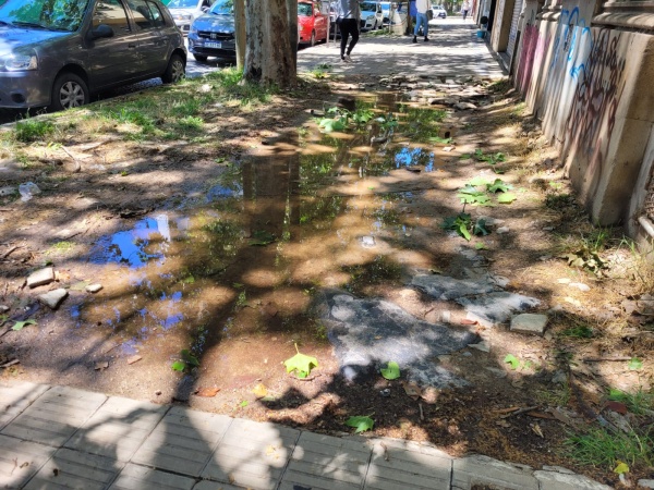 En diagonal 77 entre 10 y 11, se quejaron por el mal estado de la vereda