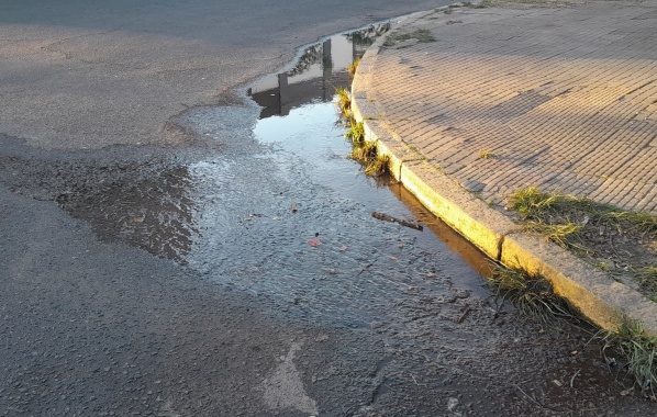 En 5 y 64 reclaman por una pérdida de agua que “tiene más de 5 meses”