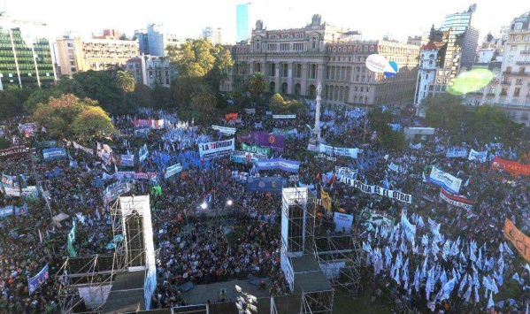 Una multitud marchó a Tribunales en rechazo a la proscripción de Cristina Fernández de Kirchner