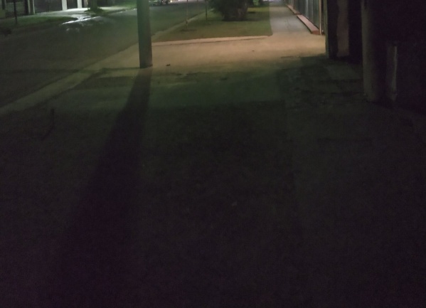 “Está re oscuro”: vecinos de Los Hornos piden que coloquen más luminarias