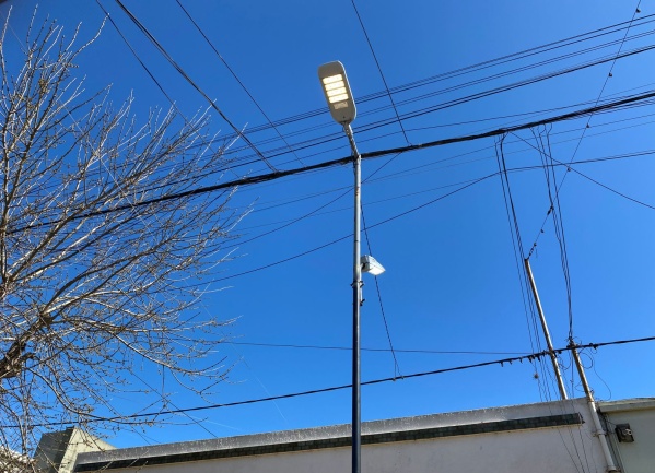 En 20 y 68, los vecinos se quejan por las luminarias encendidas las 24 horas