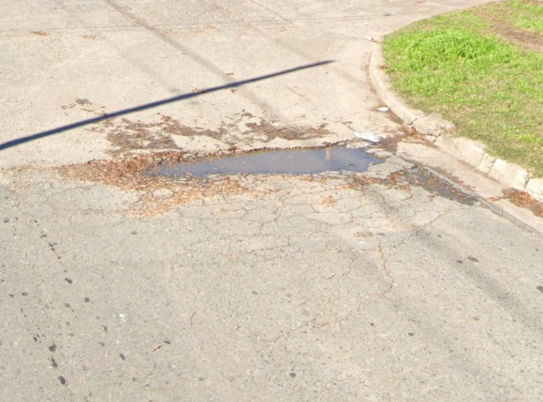 Una vecina de Los Hornos se quejó por “un cráter” en el medio de la calle