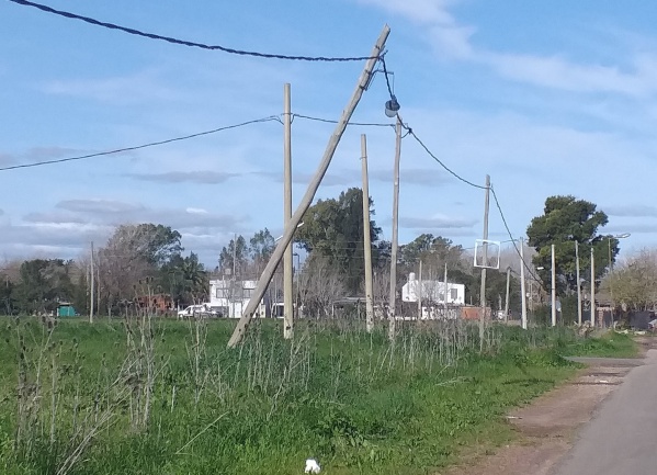 “Hay un poste sostenido por el cableado”: la queja de un vecino en 138 y 509