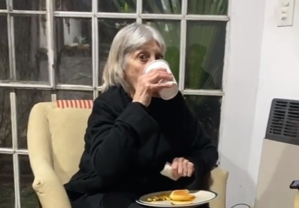 Tiene 80 años, su nieto la invitó a comer al centro de La Plata y ella decidió cambiar su vida para siempre: "Tengo 6 o 7"