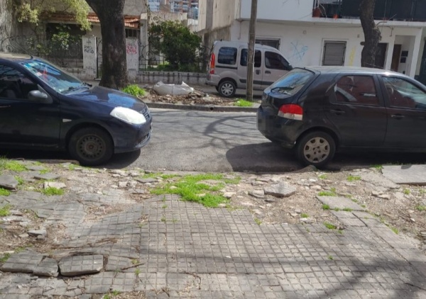 En 61 y 9, un vecino se quejó por los autos que estacionan sobre su garaje