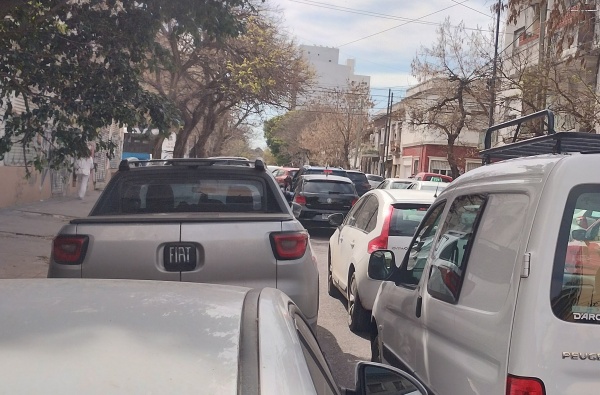 Una vecina platense enfurecida por los autos en doble fila: “Los dejan y se van, quedan por horas”