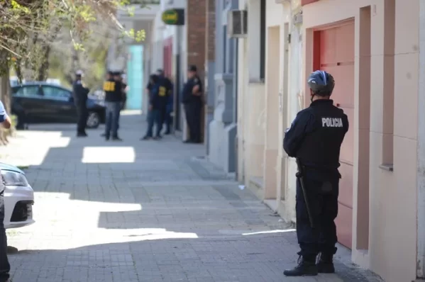 En La Plata, arrastraron por el piso a una menor y golpearon al pap&aacute; para robarles