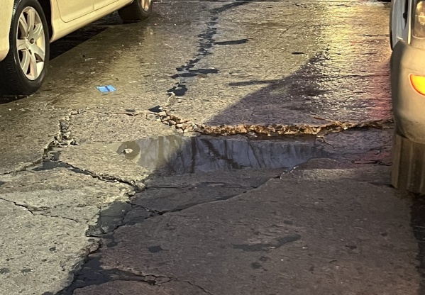 En 21 y 44, los vecinos se quejaron por un pozo en el medio de la calle