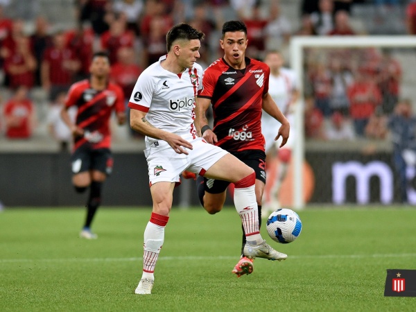 Con el VAR como protagonista, Estudiantes empató sin goles y consiguió un resultado positivo para la vuelta