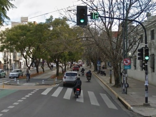 Vecinos de 47 y diagonal 73, se mostraron preocupados ante el mal funcionamiento de los semáforos: "Es un peligro"