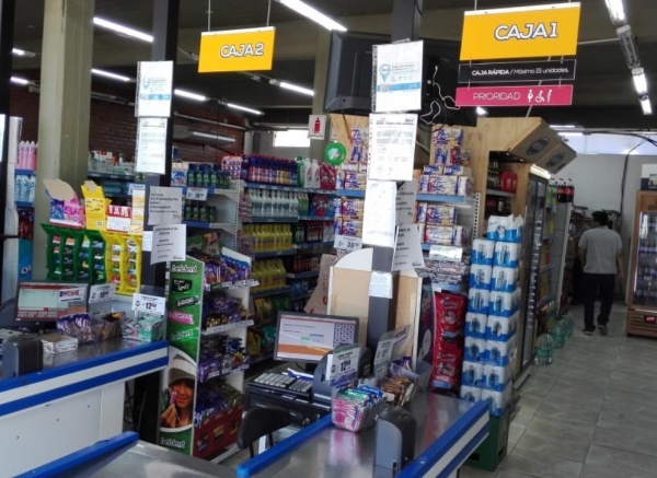 Delincuentes hicieron un boquete en la caja de gas de un supermercado de La Plata, vaciaron las cajas registradoras y huyeron