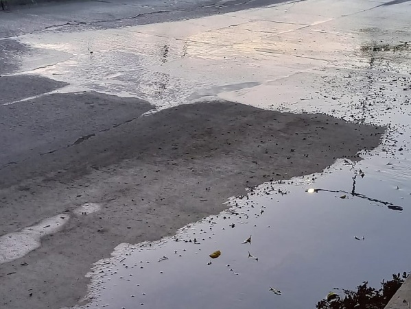 En 64 y 143, reclamaron por una enorme pérdida de agua que ocasiona accidentes