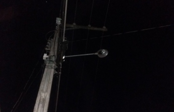 En Los Hornos reclaman que se quemaron los focos de los postes de luz y nadie los cambió