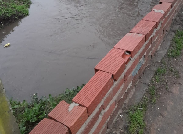 Vecinos solicitan más protección sobre el Arroyo Rodríguez por el desmoronamiento del terreno: temen posibles accidentes