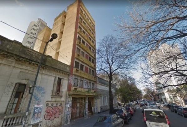 Incertidumbre y cientos de historias callejeras es lo que rodea a un edifico abandonado en 57 y 8