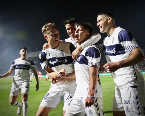 El Lobo respondió a las críticas en la cancha: venció 3-1 a Independiente y se subió a la punta