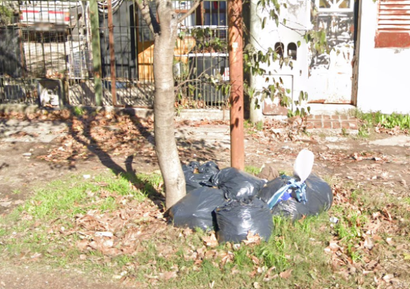 En Los Hornos reclamaron por la falta de recolección de residuos