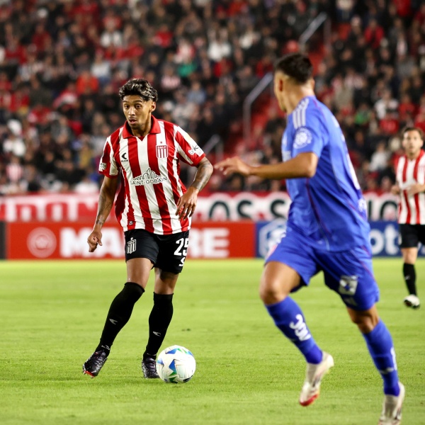 Estudiantes regaló el partido en una ráfaga y llegará al clásico con una derrota por Libertadores
