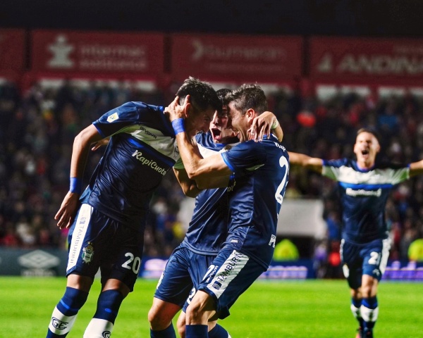 Con los pibes como estandarte, Gimnasia pisó fuerte en La Paternal y le ganó 4 a 2 a Argentinos