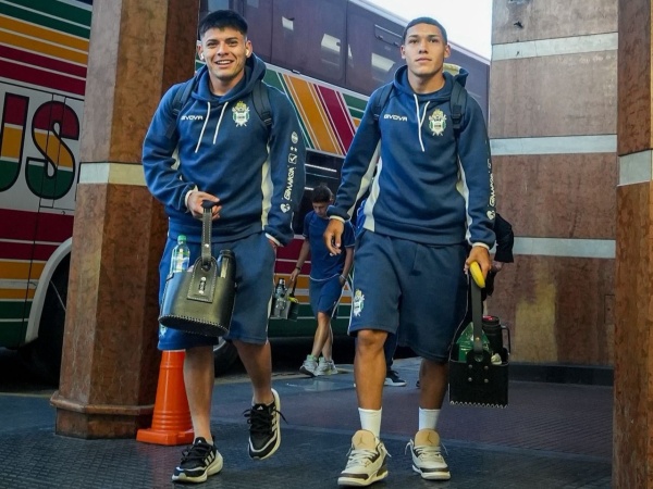 Gimnasia llegó a Santa Fe con varias novedades y dos juveniles ausentes